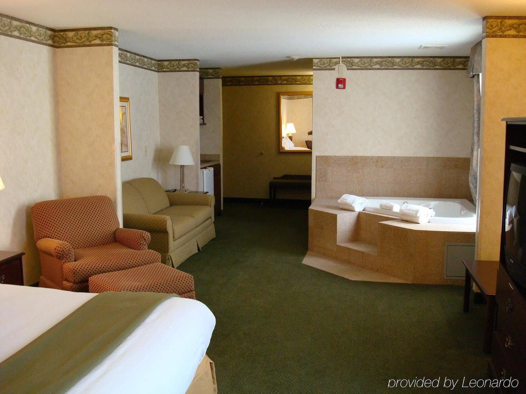 Holiday Inn Express Hotel & Suites Youngstown - North Lima/Boardman By Ihg Exterior photo